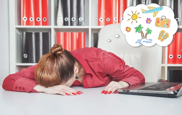 Moe zakenvrouw slapen en dromen over vakantie in offi — Stockfoto