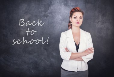 Kara tahta blackboard arka plan üzerinde öğretmen