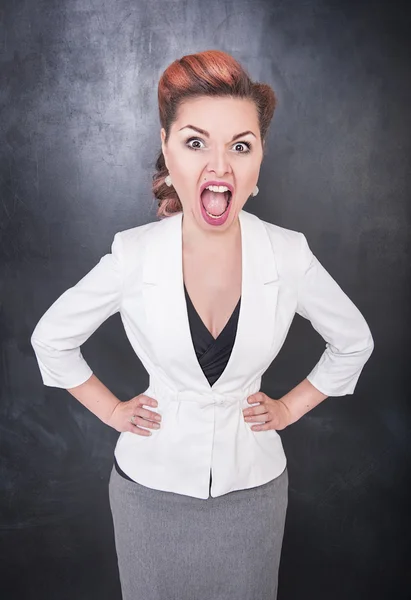 Irritado gritando professor no blackboard fundo — Fotografia de Stock