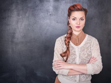 Blackboard arka plan üzerinde güzel sıkı öğretmen