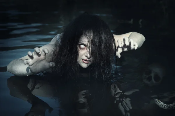 Terrível mulher fantasma morta na água — Fotografia de Stock