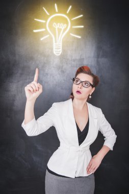 Fikir kavramı. Lamba çizim gösterilen kadın 