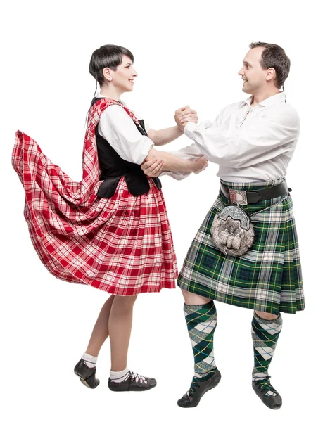 ペアの女性とスコットランドのダンスを踊っている人 — ストック写真