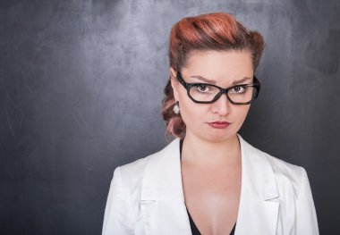 Blackboard arka plan üzerinde üzgün ağlayan kadın
