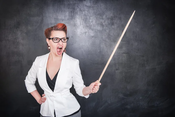 Irritado gritando professor com ponteiro no blackboard fundo — Fotografia de Stock