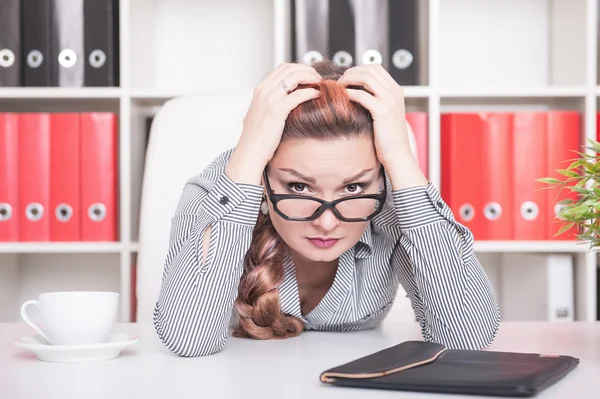 Cansada hermosa mujer de negocios que trabaja en la oficina —  Fotos de Stock