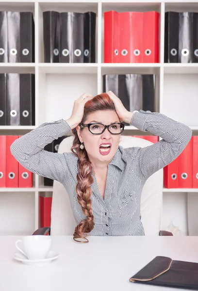 Frustrata donna d'affari in occhiali urlando — Foto Stock