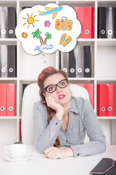 Mujer de negocios aburrida soñando con vacaciones. Concepto de trabajo excesivo — Foto de Stock