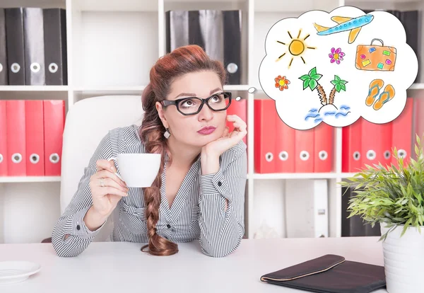 Mujer de negocios aburrida trabajando. Concepto de trabajo excesivo —  Fotos de Stock