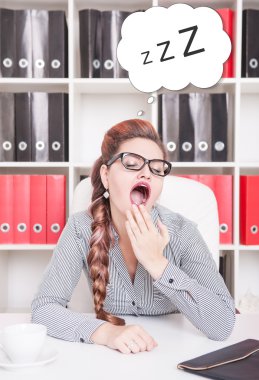 Esneme sıkılmış iş kadını. Kavramı çok