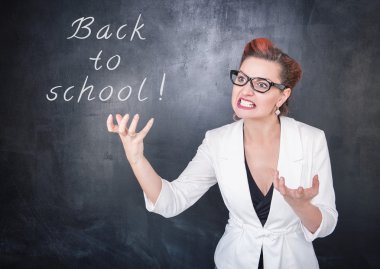 Kara tahta arka plan üzerinde bardaklarda kızgın öğretmen