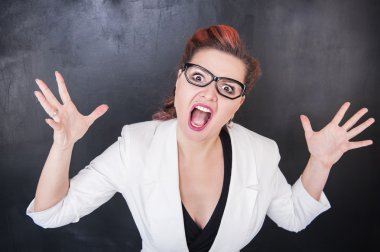 Blackboard zemin üzerine kızgın çığlık öğretmen