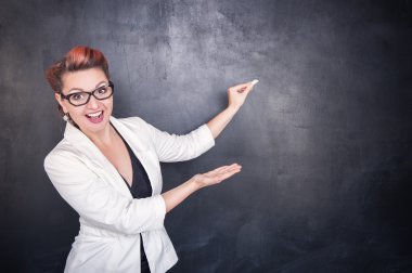 Tebeşir ile güzel mutlu öğretmen 