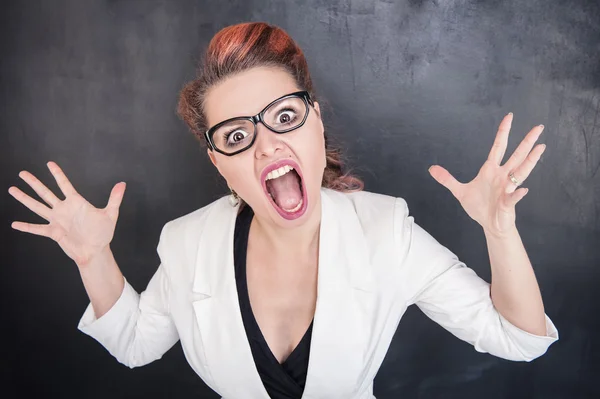 Θυμωμένη γυναίκα ουρλιάζοντας στο φόντο Μαυροπίνακας — Φωτογραφία Αρχείου