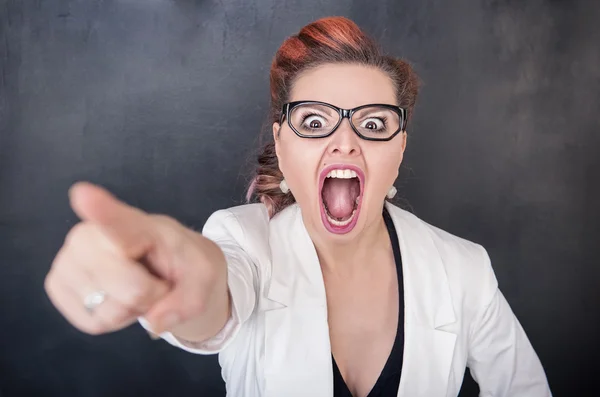 Mujer gritando enojada señalando — Foto de Stock