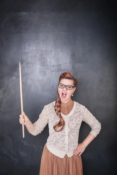 Irritado gritando professor com ponteiro no quadro de chalkboard backgroun — Fotografia de Stock