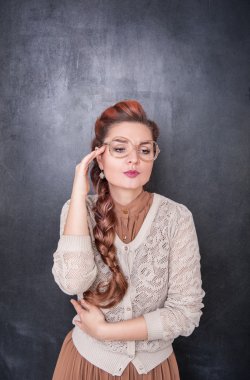 Baş ağrısı ile güzel öğretmen 