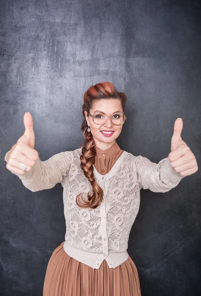 Hermosa mujer sonriente mostrando pulgares hacia arriba — Foto de Stock