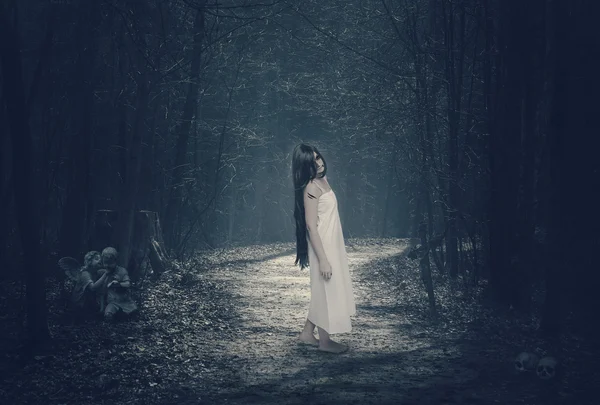 Halloween floresta mística com fantasma — Fotografia de Stock