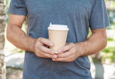 Boş kağıt kahve Kupası tutan adam. Şablon kadar sahte