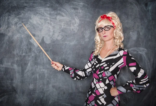 Seriöser Retro-Lehrer in Brille mit Zeiger — Stockfoto