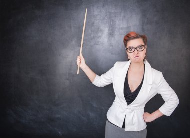 İşaretçi ile sinirli öğretmen 