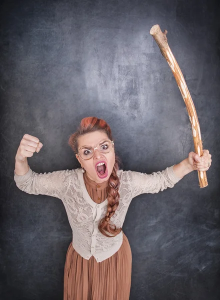 Boos schreeuwende leraar met houten stok — Stockfoto