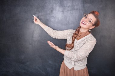 Tebeşir ile mutlu öğretmen 