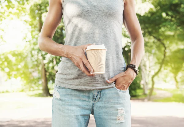 空紙のコーヒー カップを保持している女性。モックアップ テンプレート — ストック写真