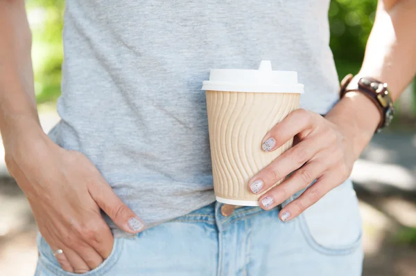 Vrouw met lege papier koffie kopje. Sjabloon mock up — Stockfoto