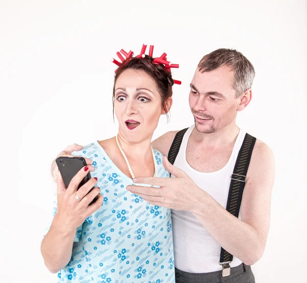 Funny happy family couple using smartphone — Stock Photo, Image