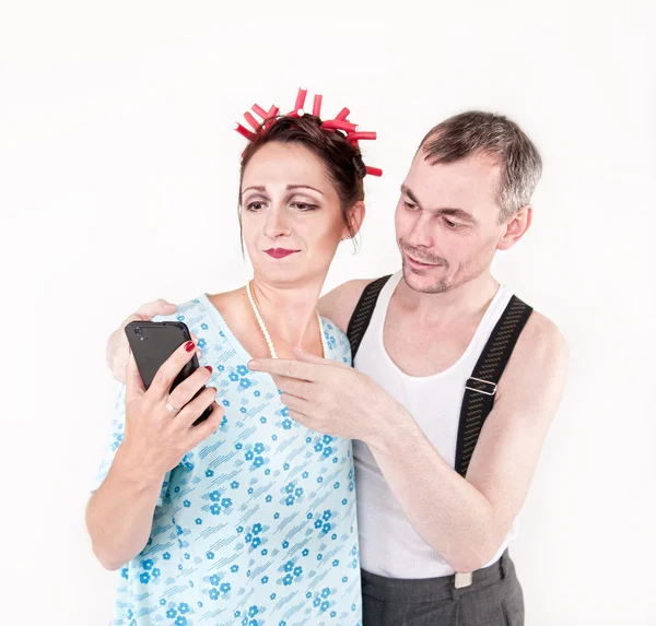 Divertente felice coppia di famiglia utilizzando smartphone — Foto Stock