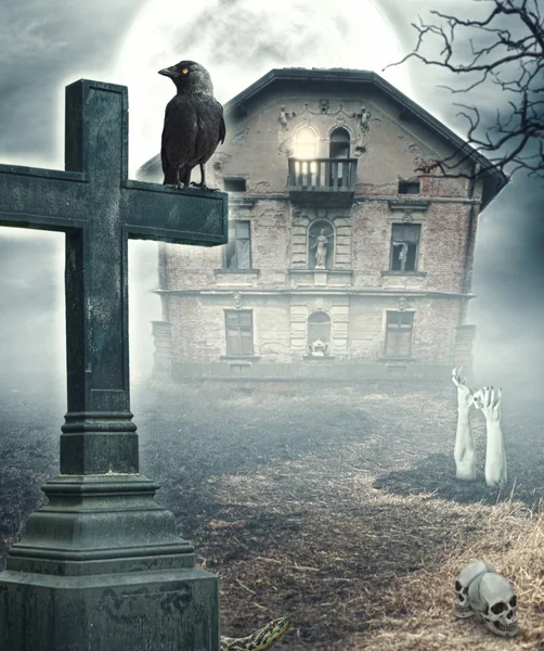 Halloween sfondo mistico spettrale con croce e casa infestata — Foto Stock
