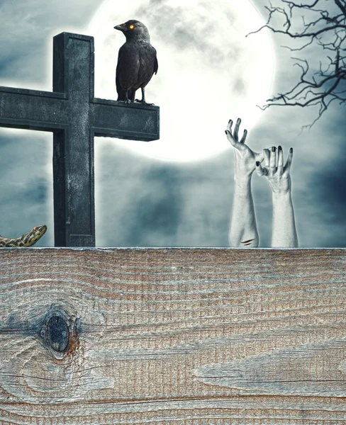 Gruseliger Hintergrund zu Halloween mit Kreuz und Holzrahmen — Stockfoto