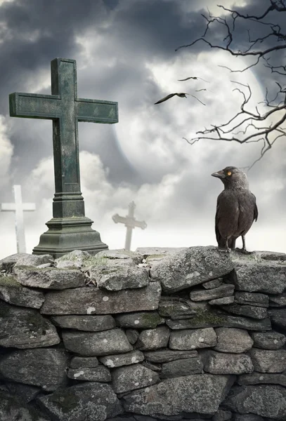 Halloween sfondo mistico con croce e muro di pietra — Foto Stock