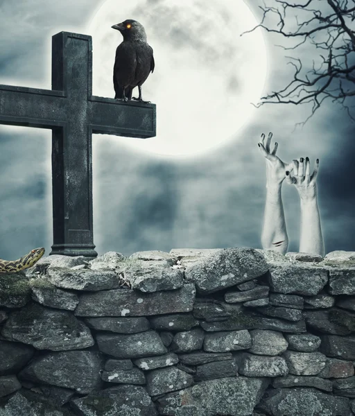 Halloween mystischer Hintergrund mit Kreuz und Steinmauer — Stockfoto