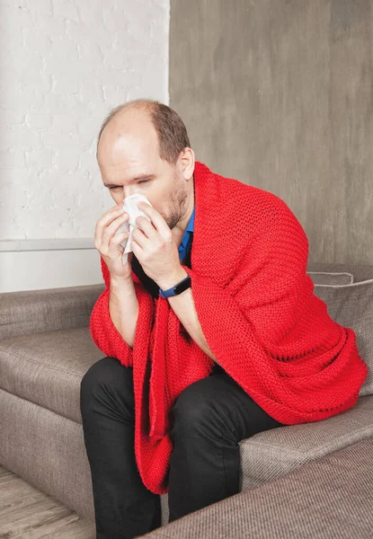 Homem Doente Com Corrimento Nasal Envolto Espirros Xadrez Vermelho Malha — Fotografia de Stock