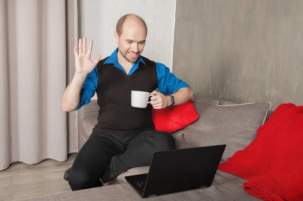 Hombre Negocios Feliz Con Una Taza Bebida Trabajando Casa Trabajo —  Fotos de Stock