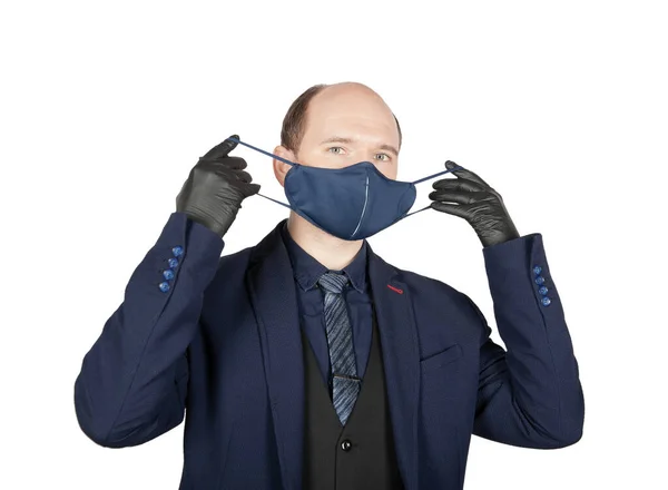 Schöner Junger Geschäftsmann Mit Schwarzen Handschuhen Setzt Chirurgische Medizinische Virenschutzmaske — Stockfoto