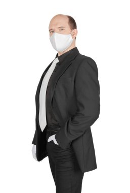 Virüs koruma maskeli yakışıklı genç iş adamı beyazın üstünde izole edilmiş. Yan çizgi