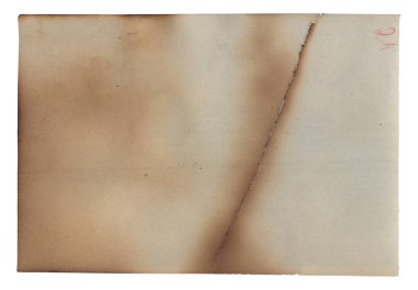 Yanmış lekeleri ve çizikleri olan eski, kaba doku retro kağıdı izole edilmiş.