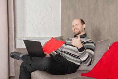 Bilgisayarlı bir iş adamı evde çalışıyor. Karantina ve pandemik konsept