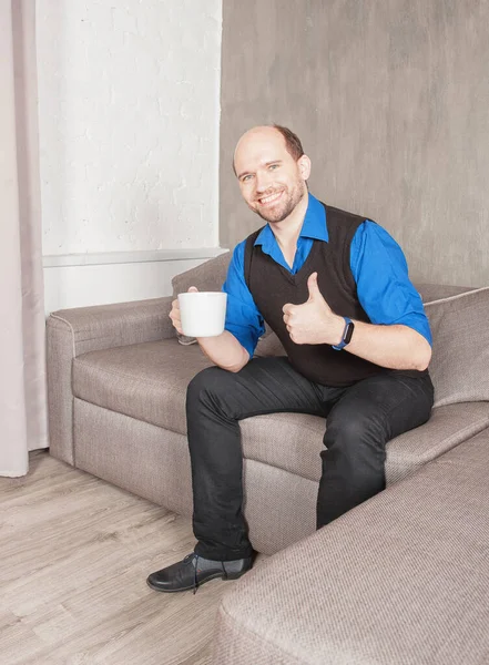 Счастливый Молодой Человек Чашкой Кофе Показывающий Большие Пальцы Дома Концепция — стоковое фото