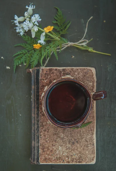 Šálek Kávy Starou Ročníkovou Knihou Stole Kyticí Květin — Stock fotografie