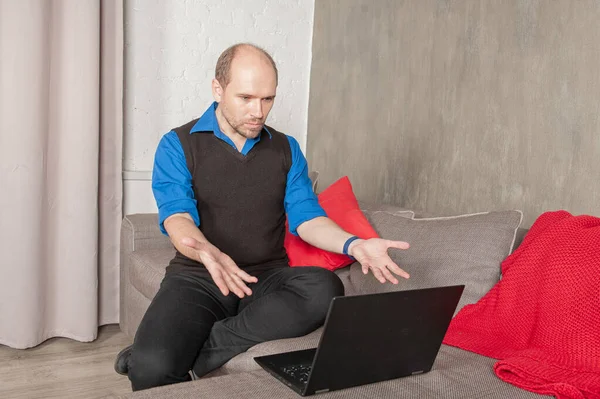 Genervter Geschäftsmann Mit Laptop Der Hause Arbeitet Quarantäne Und Pandemiekonzept — Stockfoto