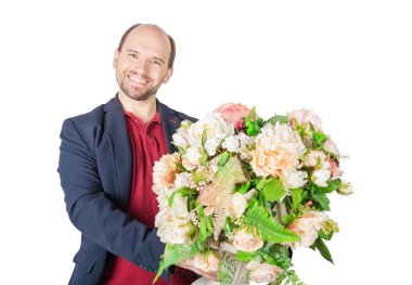 Whit 'te tatil için güzel çiçekleri olan yakışıklı bir adam.