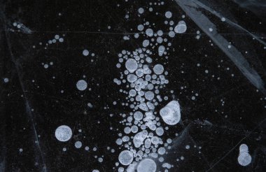 Çizikler ve donmuş baloncuklarla kaplı buz dokusu. Desenleme için Winer soyut arkaplanı