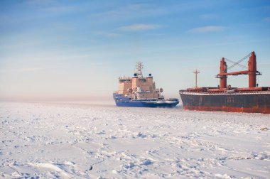 Kış nakliyesi. Buz denizinde büyük kargo gemileri