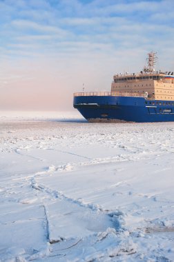 Kış nakliyesi. Buz denizinde büyük bir kargo gemisi. 