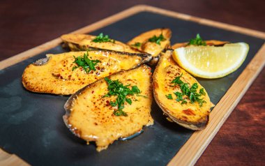 Lezzetli kabuklu midye, otlu ve limonlu domuz eti.